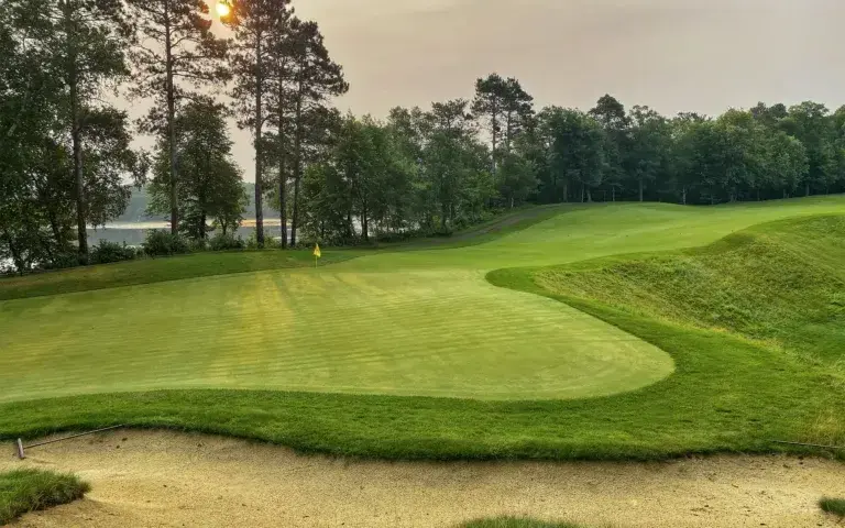 A green and flagstick at Deacon's Lodge
