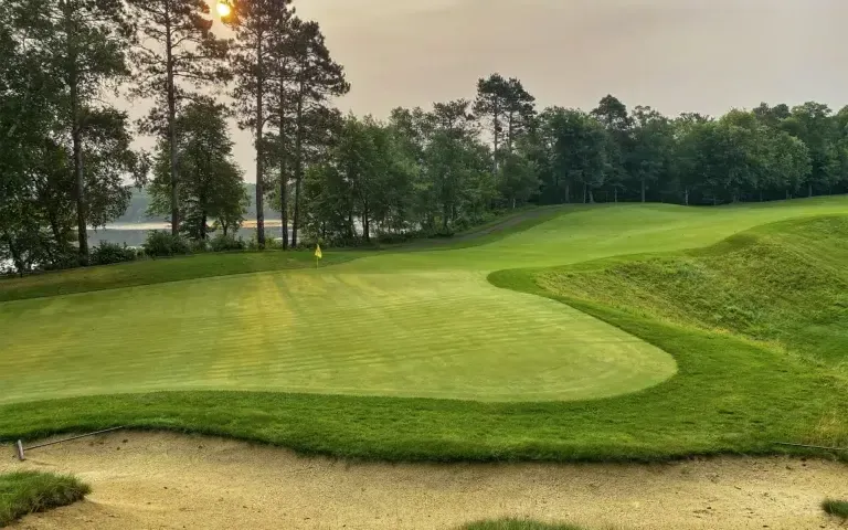 A green and flagstick at Deacon's Lodge